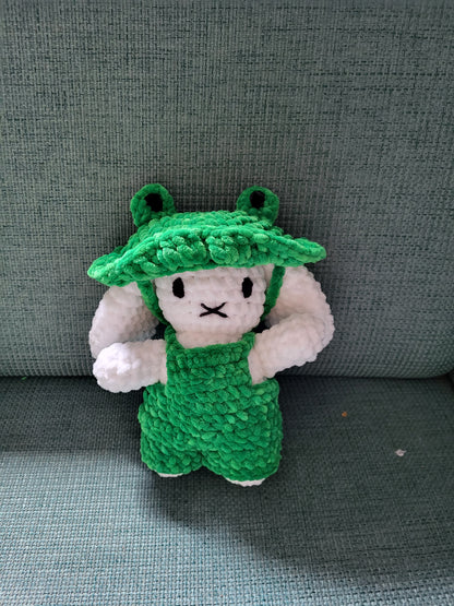 Konijn met kikker muts