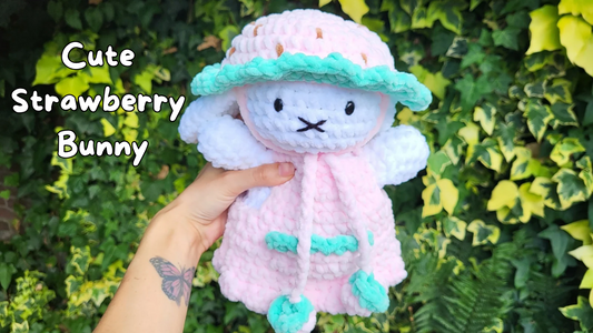 Konijntje met Aardbeien mutsje en jurkje