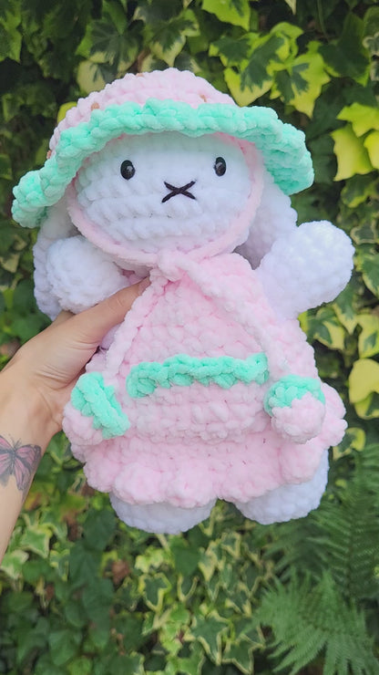 Konijntje met Aardbeien mutsje en jurkje